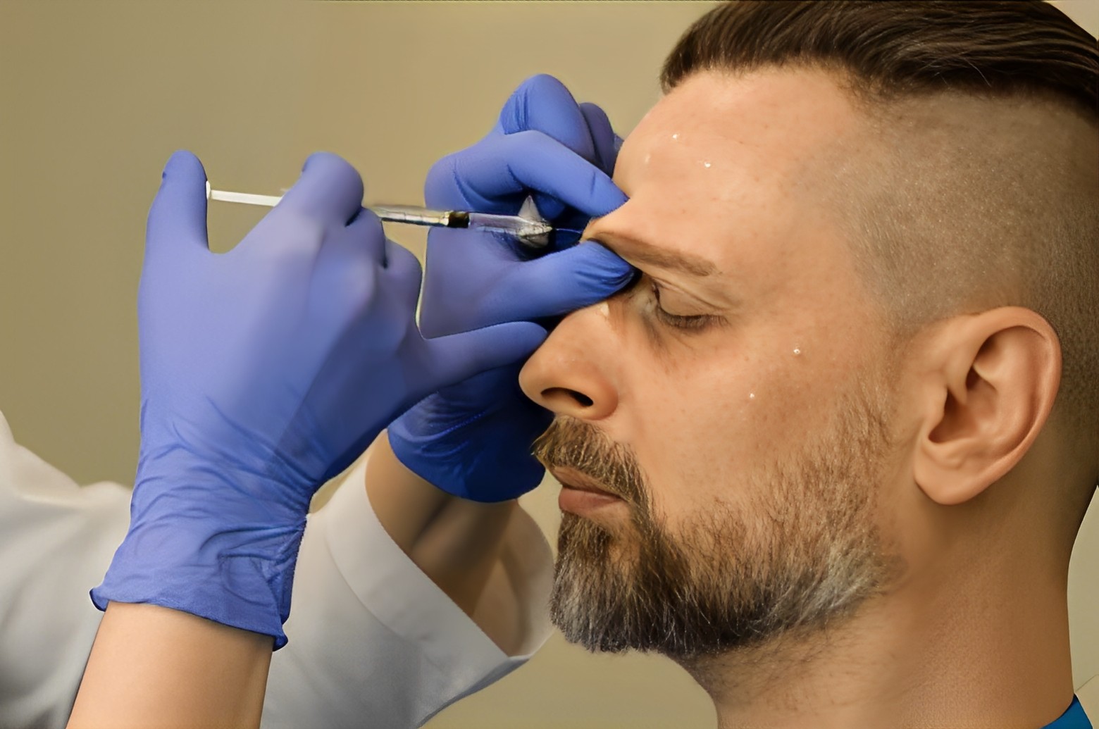 cosmetician making botulinum toxin injections 260nw 2335626661(1)